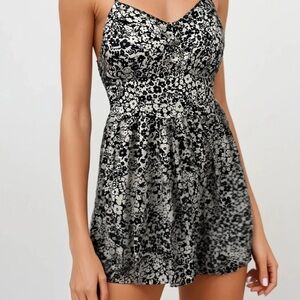 New Look Monochrome Floral Short Padded Romper - Large - NWOT